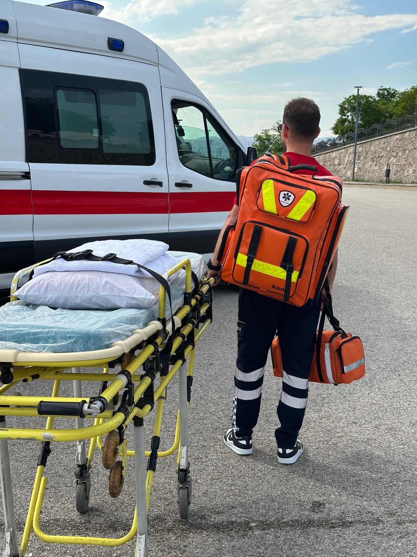 Paramedik ekibimiz sedyeyle göreve giderken
